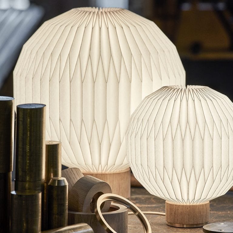 le-klint-375-lampe-a-poser-abat-jour-papier-25-cm